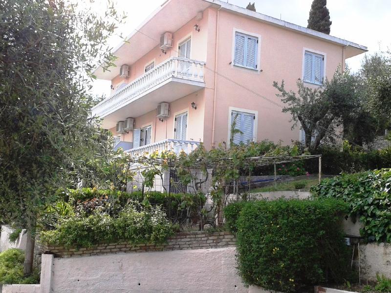 Apostolos & Eleni Family Apartments Перама Екстериор снимка